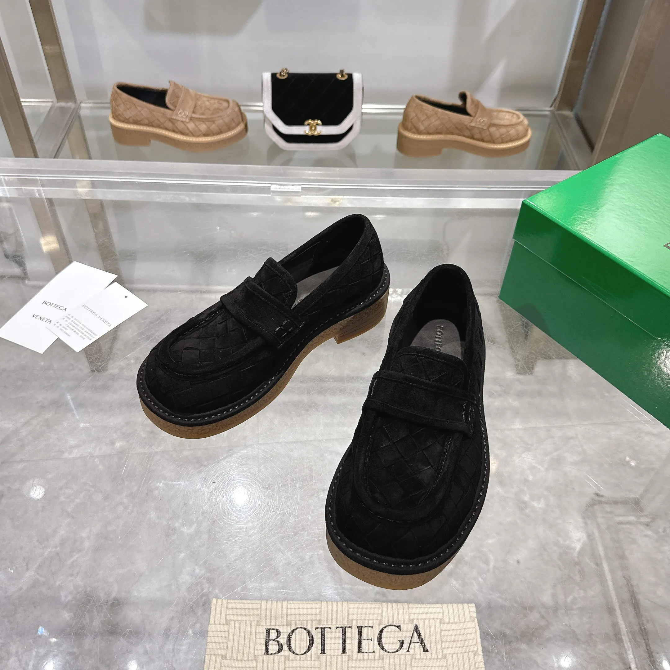 [BV] Top P: 840💰Size for couples: 35-44 (Female 40, Male 38 45, custom-made, non-returnable) Bottega Veneta classic Bottega Veneta counter model! Big square head! Braided deep toe shoes! Reproduction of the original board! The feet are super domineering! Original molded outsole! High-grade mercerized cow velvet! Solid color Niuli!